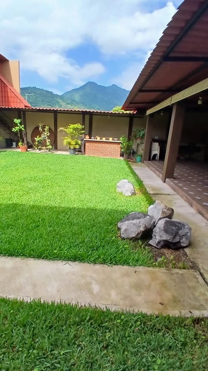 El jardín de María Bonita con el cerro de Orizaba al fondo