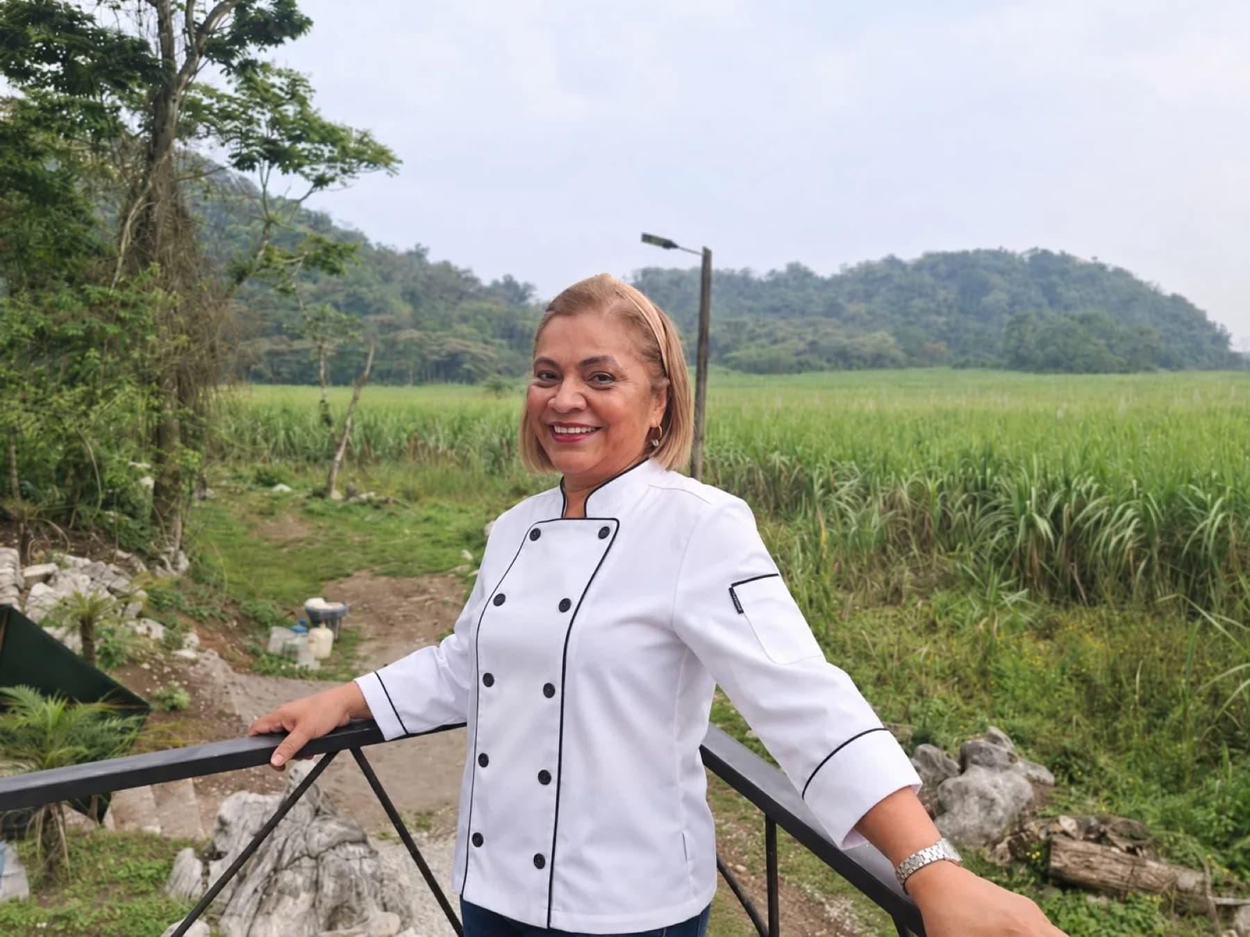 Lucy, cocinera de Cocina Amiga Lucy, frente a los cañaverales de Orizaba