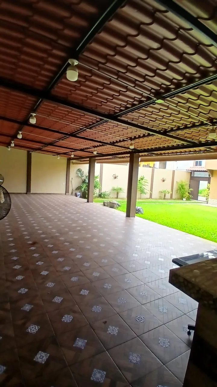Área techada del salón con piso de loseta y talavera